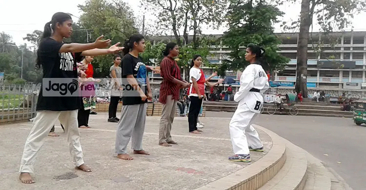 বখাটে ঠেকাতে আত্মরক্ষার প্রশিক্ষণ নিচ্ছেন নারীরা