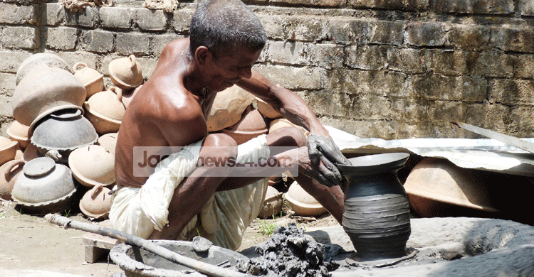 ঠাকুরগাঁওয়ে ব্যস্ত সময় কাটাচ্ছেন মৃৎ শিল্পীরা