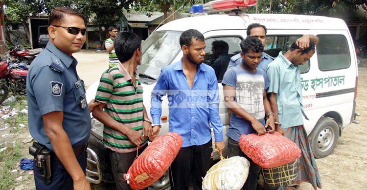 হাতীবান্ধায় গাঁজাসহ অ্যাম্বুলেন্স জব্দ : আটক ৪