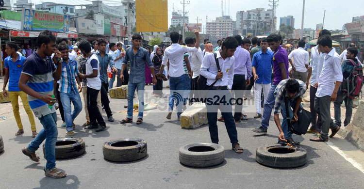 সহপাঠী মৃত্যুর বিচারের দাবিতে সড়ক অবরোধ