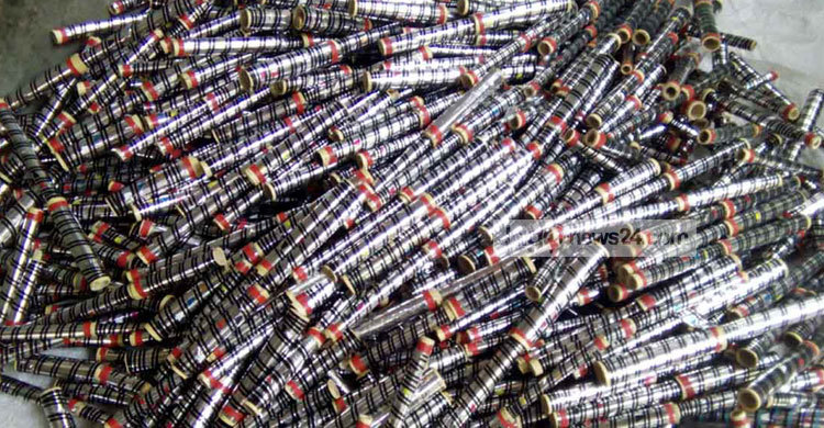 বাঁশি তৈরিতে ব্যস্ত নওগাঁর কারিগররা