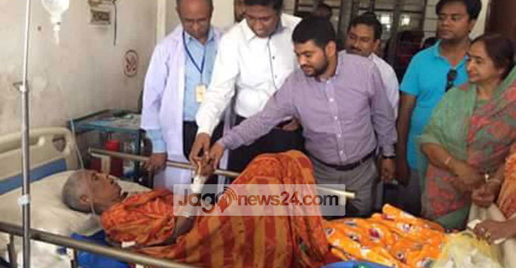 রাস্তায় পাওয়া বৃদ্ধা মায়ের পাশে নারায়ণগঞ্জের বিশিষ্টজনেরা