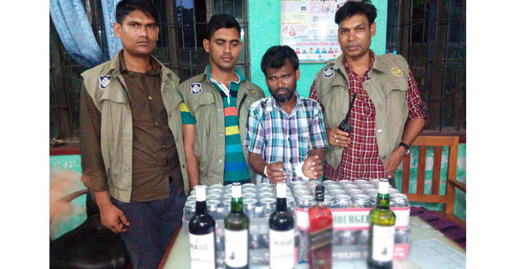 নারায়ণগঞ্জে ভ্যান থেকে বিদেশি মদ ও বিয়ার উদ্ধার