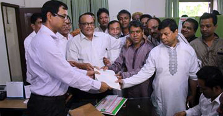 নোয়াখালী পৌরসভা নির্বাচনে প্রার্থীদের মনোনয়ন পত্র দাখিল