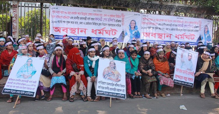 Jobless nurses begin sit-in program