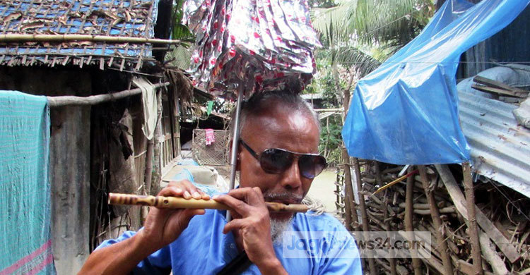 অন্ধ হয়েও হার মানেননি বংশীবাদক রফিক 