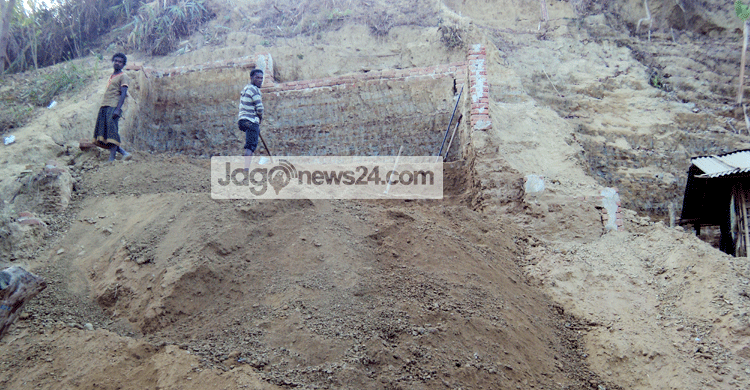 মেঘ দেখেই পাহাড় কাটার মহোৎসব