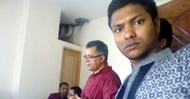 পটুয়াখালীতে পুলিশ কর্মকর্তাদের সঙ্গে আসামির সেলফি!