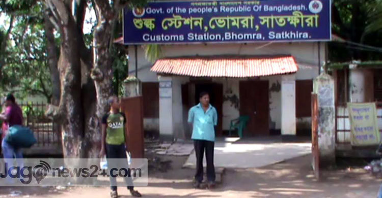 ভোমরা বন্দরে বিজিবির হয়রানির প্রতিবাদে কর্মবিরতি 