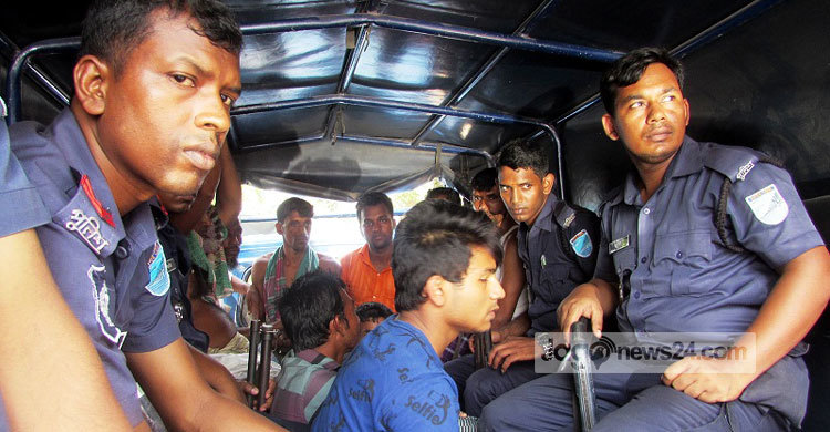 শরীয়তপুরে নির্বাচন পরবর্তী সহিংসতায় অস্ত্রসহ আটক ৯