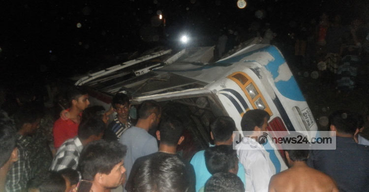 টাঙ্গাইলে বাস খাদে পড়ে আহত ২০