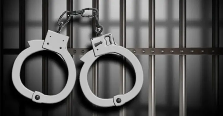 চারঘাটে দেশীয় অস্ত্র ও গুলিসহ গ্রেফতার ২