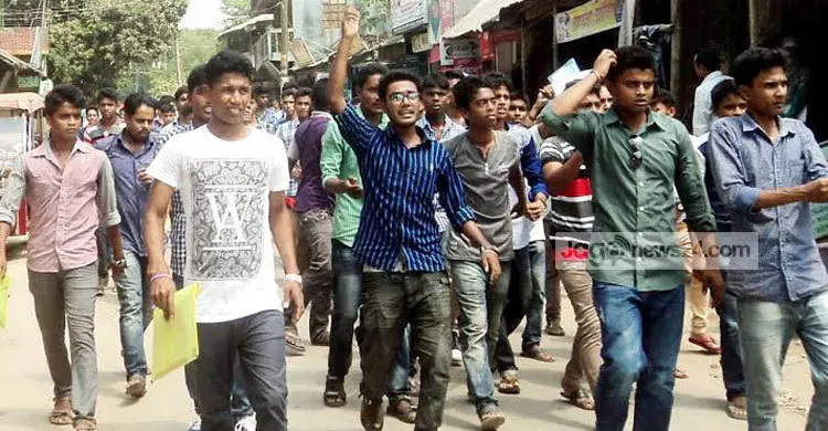 আগৈলঝাড়ার ইউএনও`র আপসারণের দাবিতে বিক্ষোভ