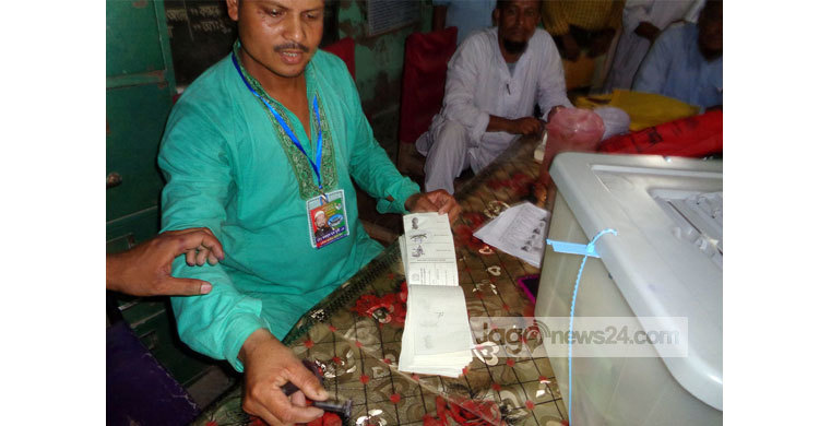 নৌকায় সিল মেরেও রক্ষা পেলেন না সেই মনিরুল