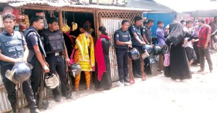 পাহাড়তলীতে পোশাক শ্রমিকদের উপর পুলিশের গুলি, আহত অর্ধশতাধিক