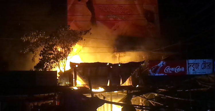 এলেঙ্গায় অগ্নিকাণ্ডে তিনটি দোকান পুড়ে ছাই