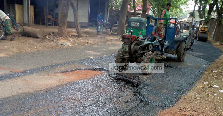 দায়সারা সংস্কার কাজ চলছে ফরিদগঞ্জের ভাটিয়ালপুর-হরিণা সড়কে