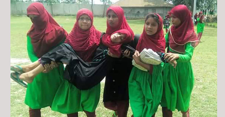 ফেনীতে গণহিস্টেরিয়ায় আক্রান্ত ২০ শিক্ষার্থী হাসপাতালে