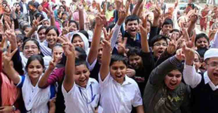 82,500 students got scholarships 