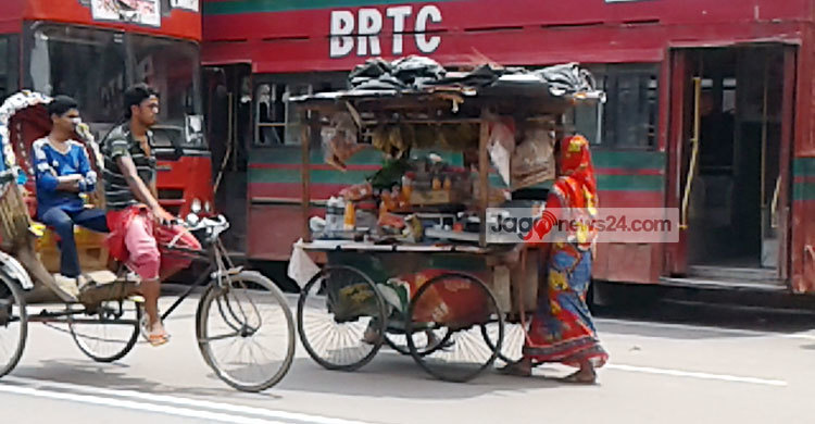 বুলডোজার থেকে ভ্যান বাঁচাতে এক নারীর ছুটে চলা