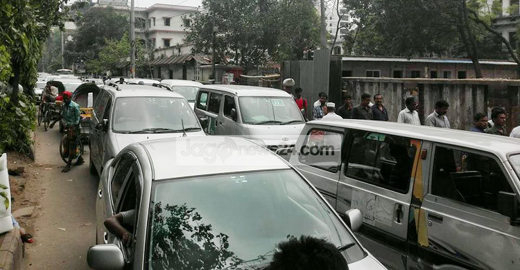 পুরান ঢাকায় যানচলাচল বন্ধ, ভোগান্তিতে সাধারণ মানুষ