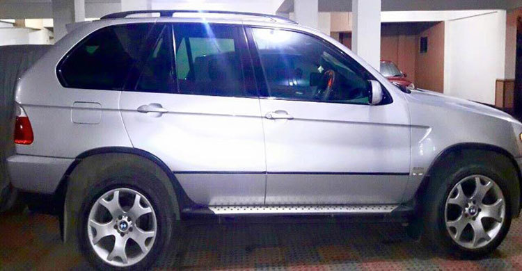 গুলশানে শুল্ক ফাঁকি দিয়ে কেনা বিএমডব্লিউ জিপ জব্দ 