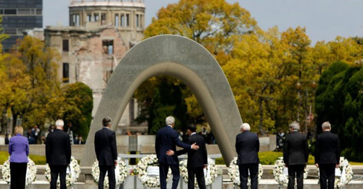 Kerry pays landmark visit to Hiroshima atomic bomb memorial