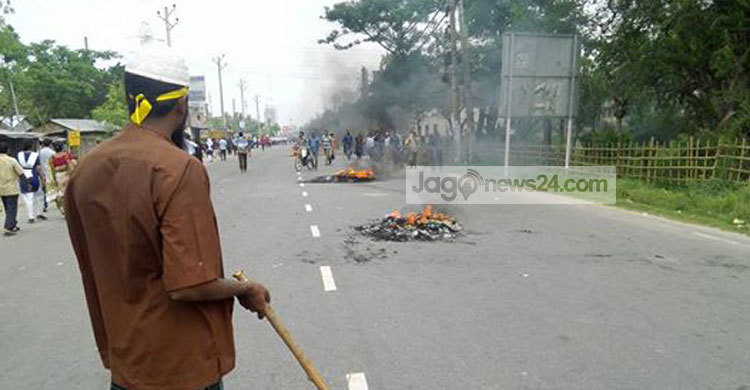 খুলনায় জুটমিল শ্রমিকদের সড়ক অবরোধ চলছে