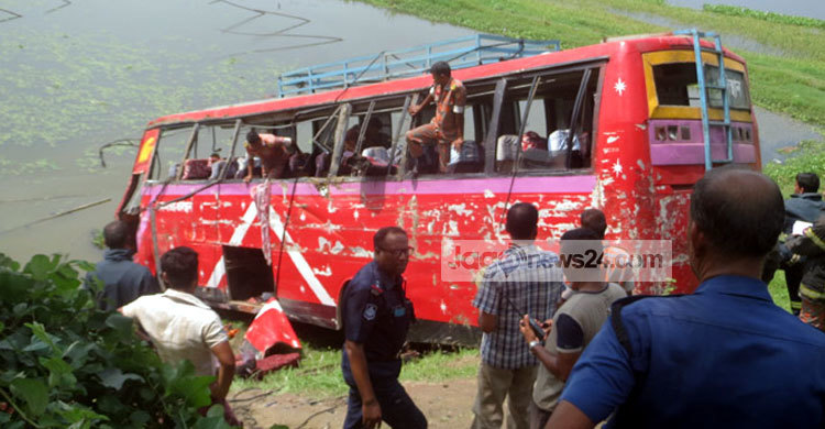 মাওয়া মহাসড়কে যাত্রীবাহী বাস খাদে পড়ে নিহত ২