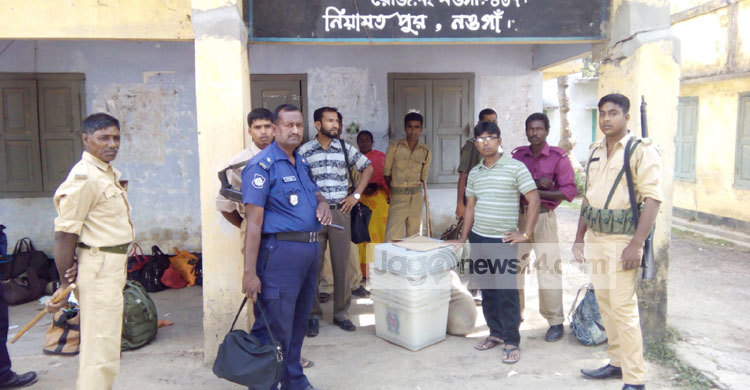 নিয়ামতপুরের ৮ ইউনিয়নে নির্বাচনী সরঞ্জাম বিতরণ