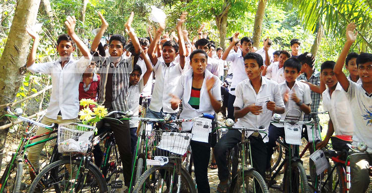 ইউপি নির্বাচন : ফরিদগঞ্জে স্কুলছাত্রদের দিয়ে সাইকেল মিছিল