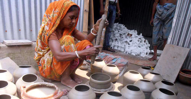 বৈশাখকে রাঙাতে ব্যস্ত রূপগঞ্জের মৃৎশিল্পীরা