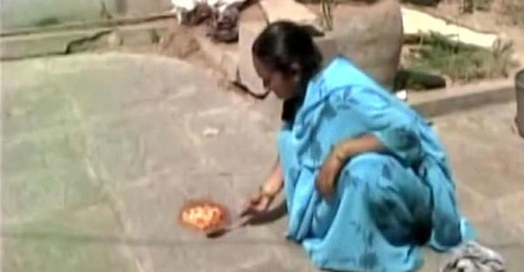 Telangana is so hot; woman cooks eggs on the floor (Video)