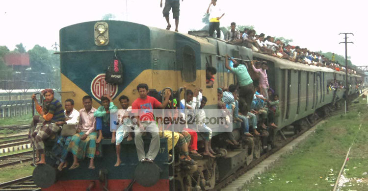 জীবনের ঝুঁকি নিয়ে ছুটছে তারা কাজের সন্ধানে