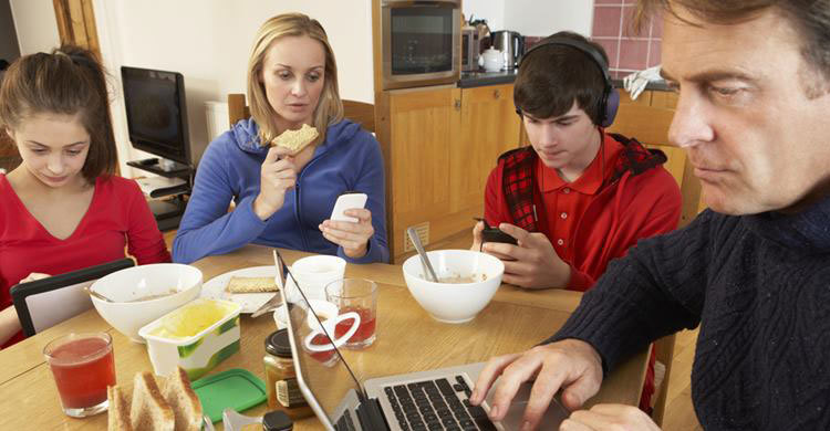 Parents, stop using your Smartphone at the dinner table!