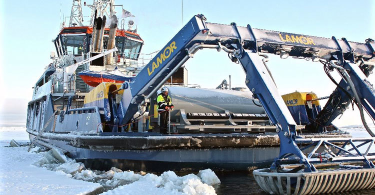 Oil spill tests on ice prove Arctic quests risky