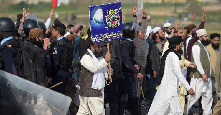 Pakistan on alert as governor`s assassin is hanged