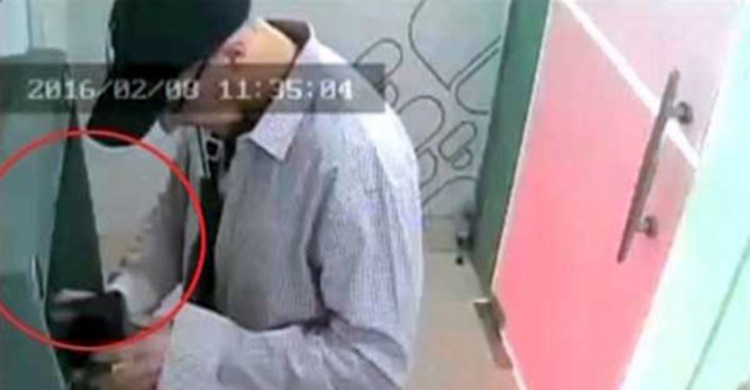 এটিএম জালিয়াতি : ২৬ হাজার ডলার নিয়ে পালিয়েছে দুই বিদেশি