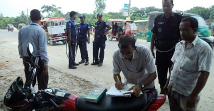 অবৈধ যানবাহন জব্দে মগবাজারে ভ্রাম্যমাণ আদালত