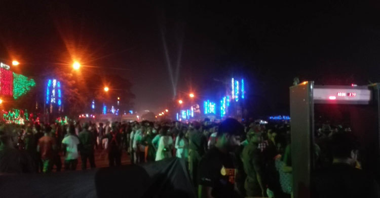 আলোর যাত্রায় মানুষের ঢল