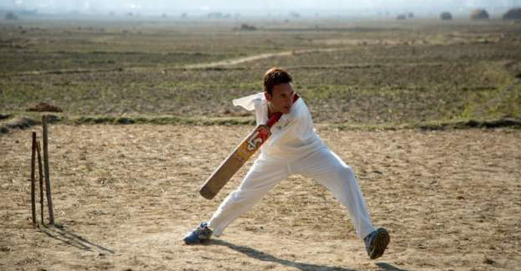 পা দিয়ে বল করেন, ব্যাট করেন গলা দিয়ে (ভিডিও)