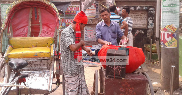 লাউড স্পিকারে বিজ্ঞাপন বাজিয়ে বিক্রি হচ্ছে কুলফি