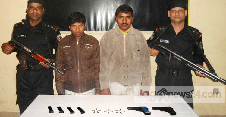 চাঁপাইনবাবগঞ্জে অস্ত্র ও ফেনসিডিলসহ আটক ৩