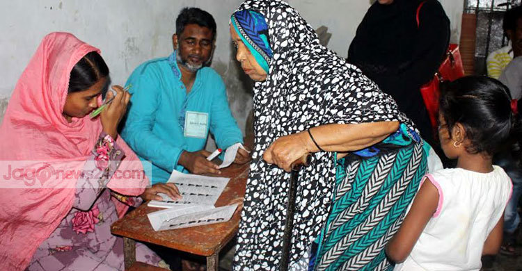 ‘জীবনের শেষ বেলার ভোটটি দিয়া যাই’