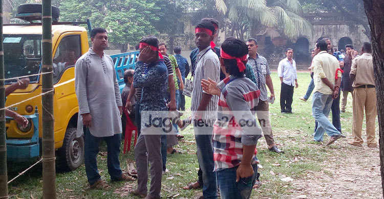 ভোটকেন্দ্রে লাল ফিতায় এরা কারা?