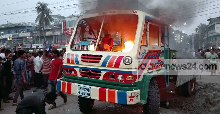 সড়ক দুর্ঘটনায় যুবক নিহত : ট্রাকে অগ্নিসংযোগ