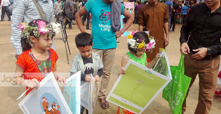 শিশুদের পদচারণায় মুখরিত বইমেলা