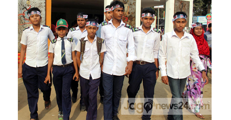 মেলায় কাটেনি একুশের রেশ