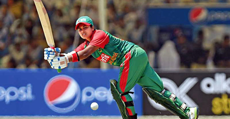 বাংলাদেশকে চেপে ধরেছে ইংলিশ মেয়েরা