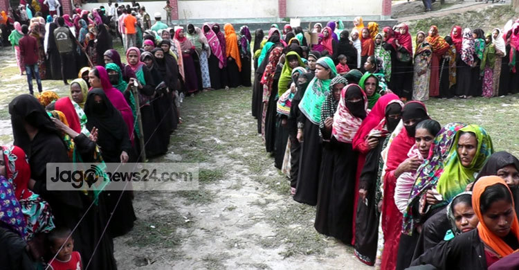 বরগুনার কেন্দ্রগুলোতে নারী ভোটারের উপস্থিতি বেশি